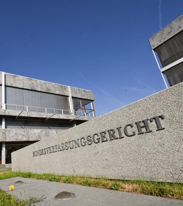 Ein Schild mit der Aufschrift Bundesverfassungsgericht steht vor dem Gebäude des Bundesverfassungsgerichts. 