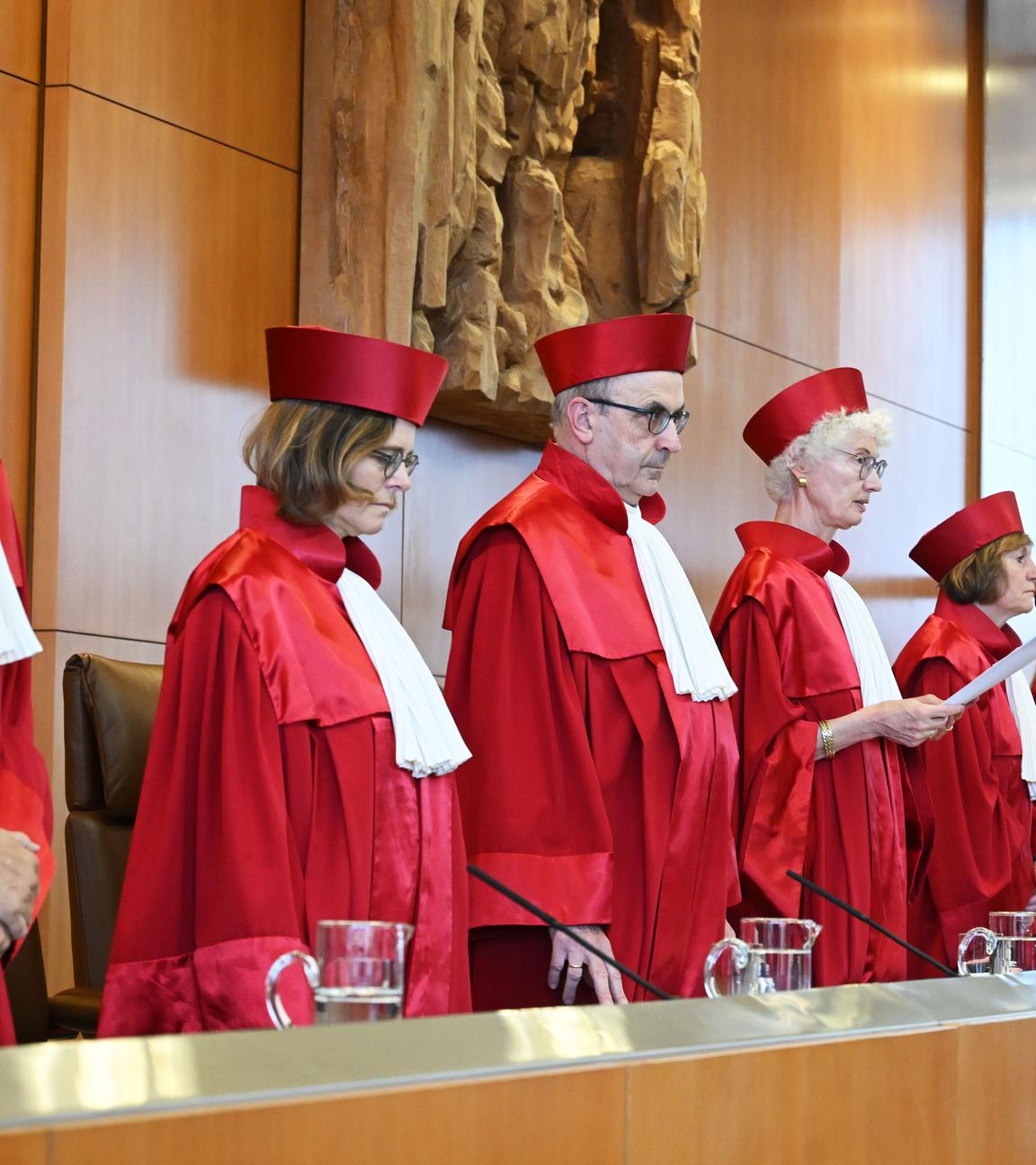 15.07.2025, Baden-Württemberg, Karlsruhe: Der Zweite Senat des Bundesverfassungsgerichts, (l-r), Thomas Offenloch, Astrid Wallrabenstein, Ulrich Maidowski, Doris König (Vorsitzende des Zweiten Senats), Christine Langenfeld, Rhona Fetzer, Peter Frank, verkündet das Urteil zu US-Drohneneinsätzen via Ramstein.