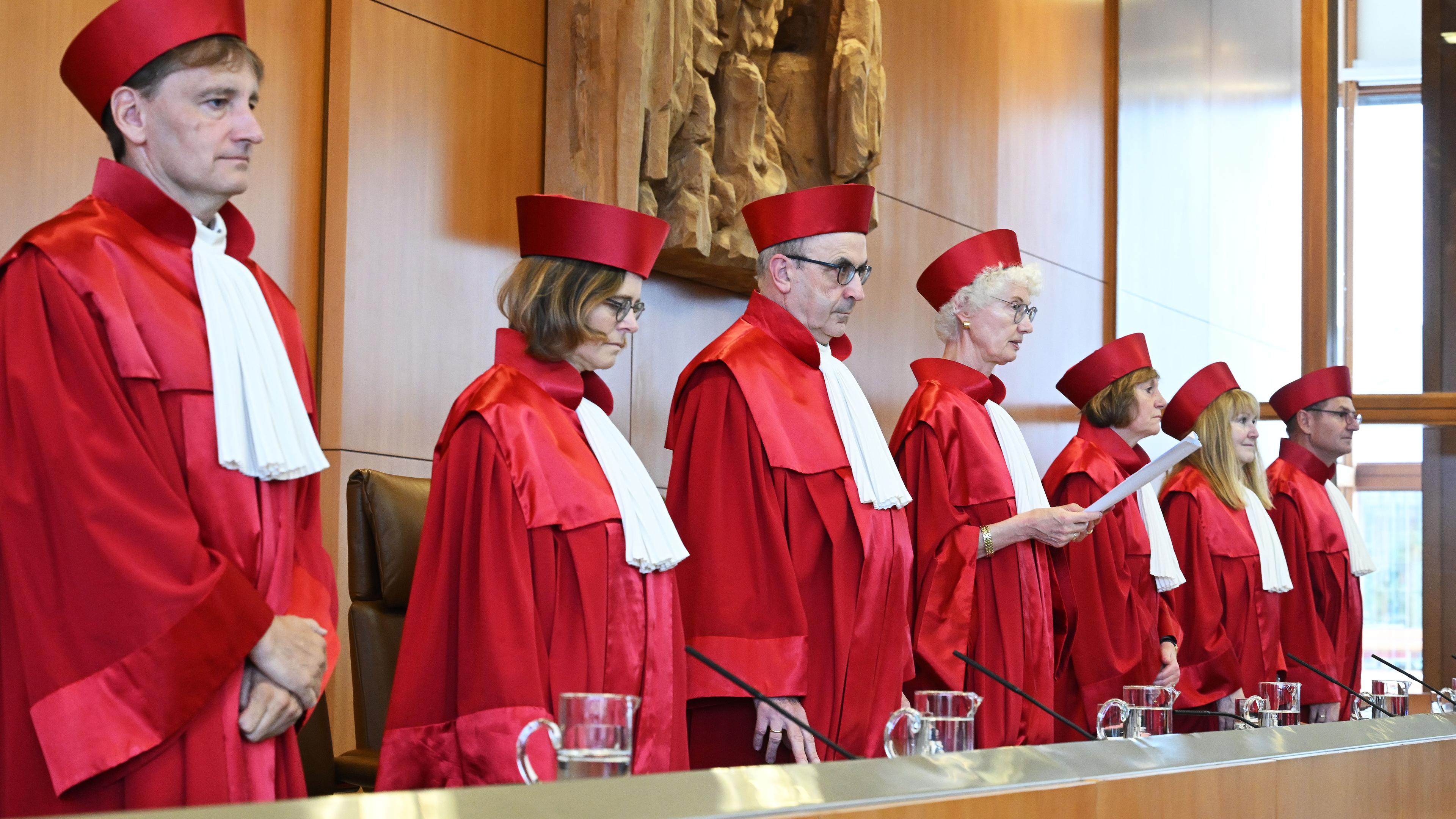 15.07.2025, Baden-Württemberg, Karlsruhe: Der Zweite Senat des Bundesverfassungsgerichts, (l-r), Thomas Offenloch, Astrid Wallrabenstein, Ulrich Maidowski, Doris König (Vorsitzende des Zweiten Senats), Christine Langenfeld, Rhona Fetzer, Peter Frank, verkündet das Urteil zu US-Drohneneinsätzen via Ramstein.