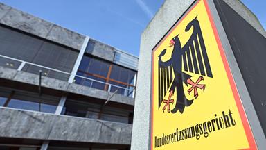 Schild mit Logo und Schriftzug des Bundesverfassungsgerichts