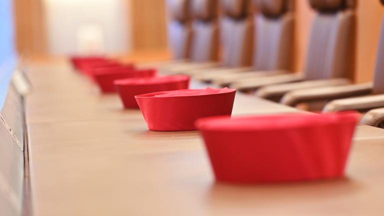 Barette der Richter im Bundesverfassungsgericht