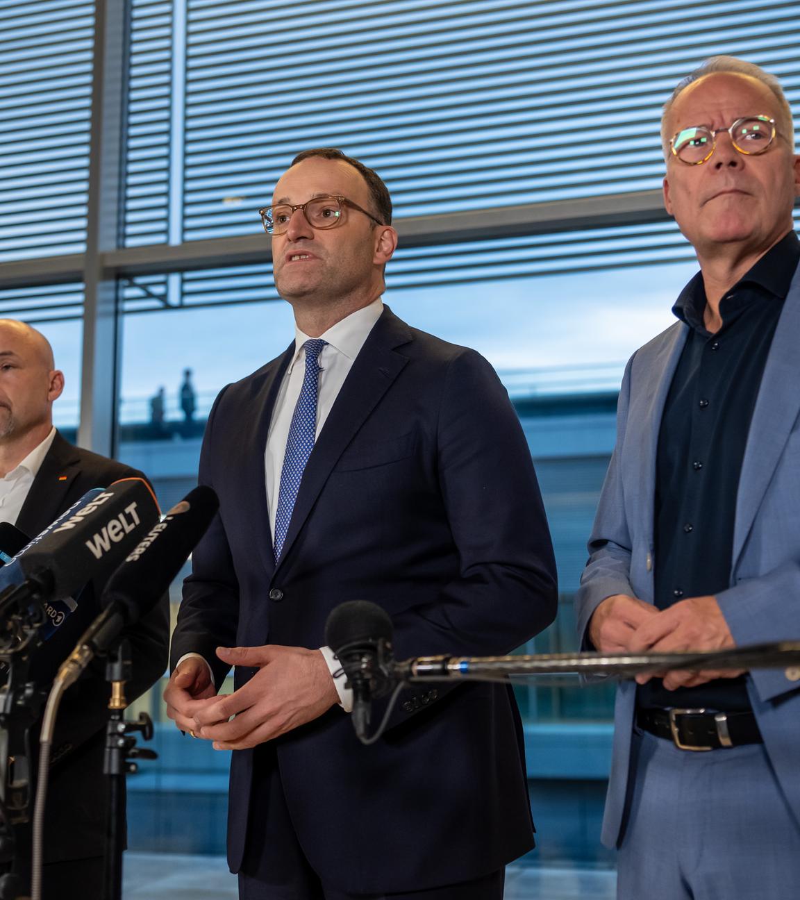 Jens Spahn, Mathias Miersch und Alexander Hoffmann geben ein Statement zur Wahl ab