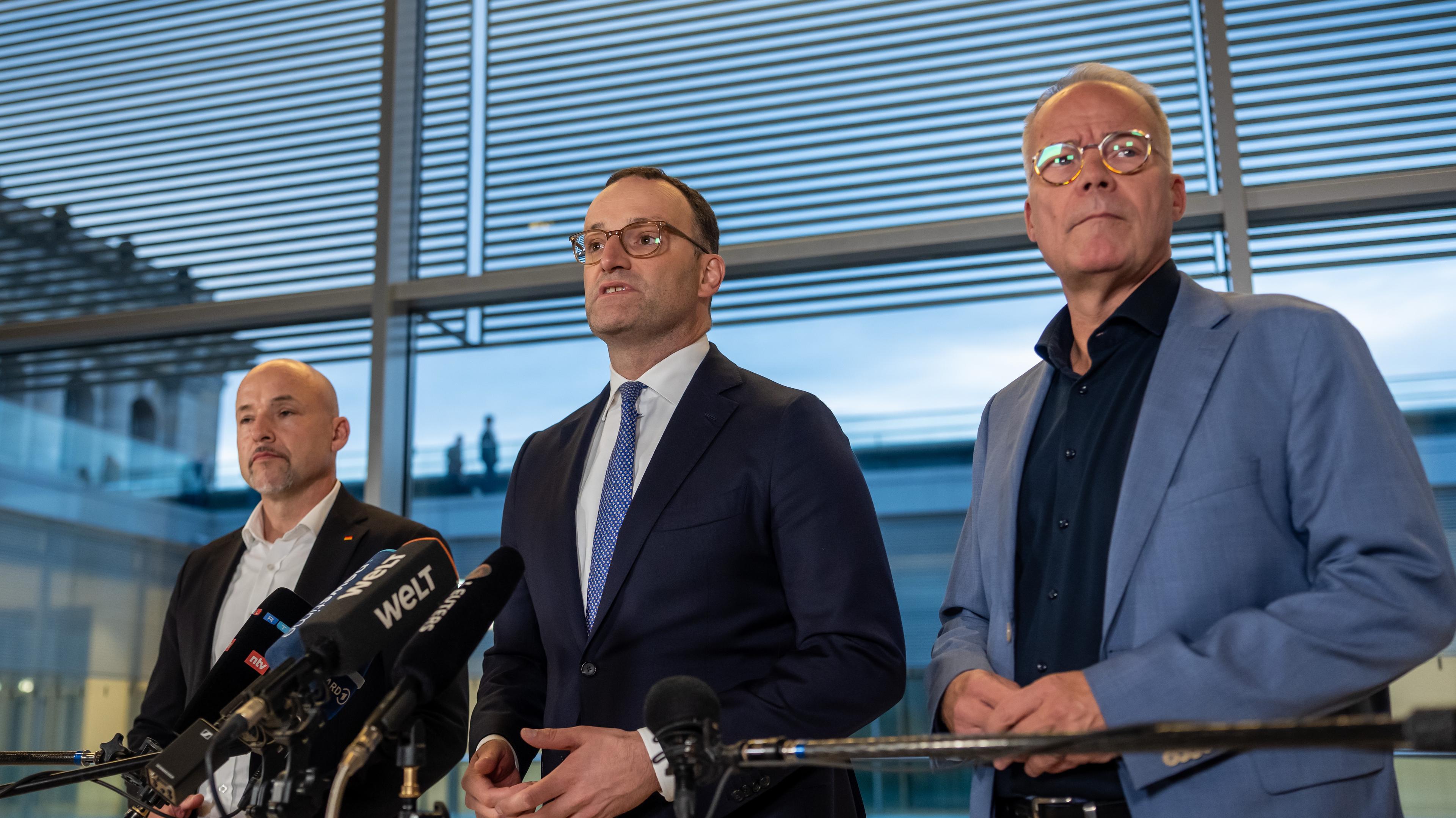 Jens Spahn, Mathias Miersch und Alexander Hoffmann geben ein Statement zur Wahl ab