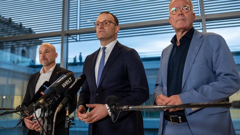 Jens Spahn, Mathias Miersch und Alexander Hoffmann geben ein Statement zur Wahl ab