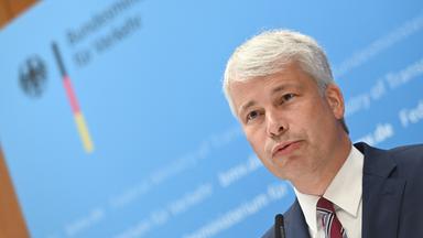 Bundesverkehrsminister Steffen Bilger während einer Pressekonferenz.