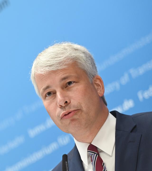 Bundesverkehrsminister Steffen Bilger während einer Pressekonferenz.