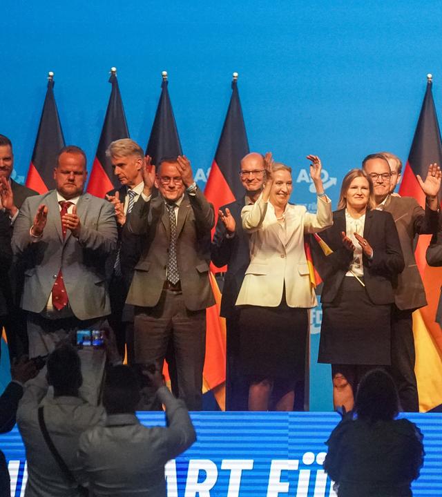 Der neu gewaehlte Bundesvorstand der AfD nach Singen der Nationalhymne zum Abschluss des Bundesparteitags