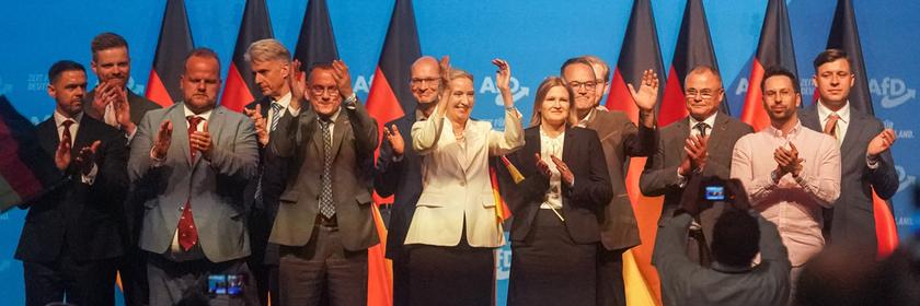 Der neu gewaehlte Bundesvorstand der AfD nach Singen der Nationalhymne zum Abschluss des Bundesparteitags