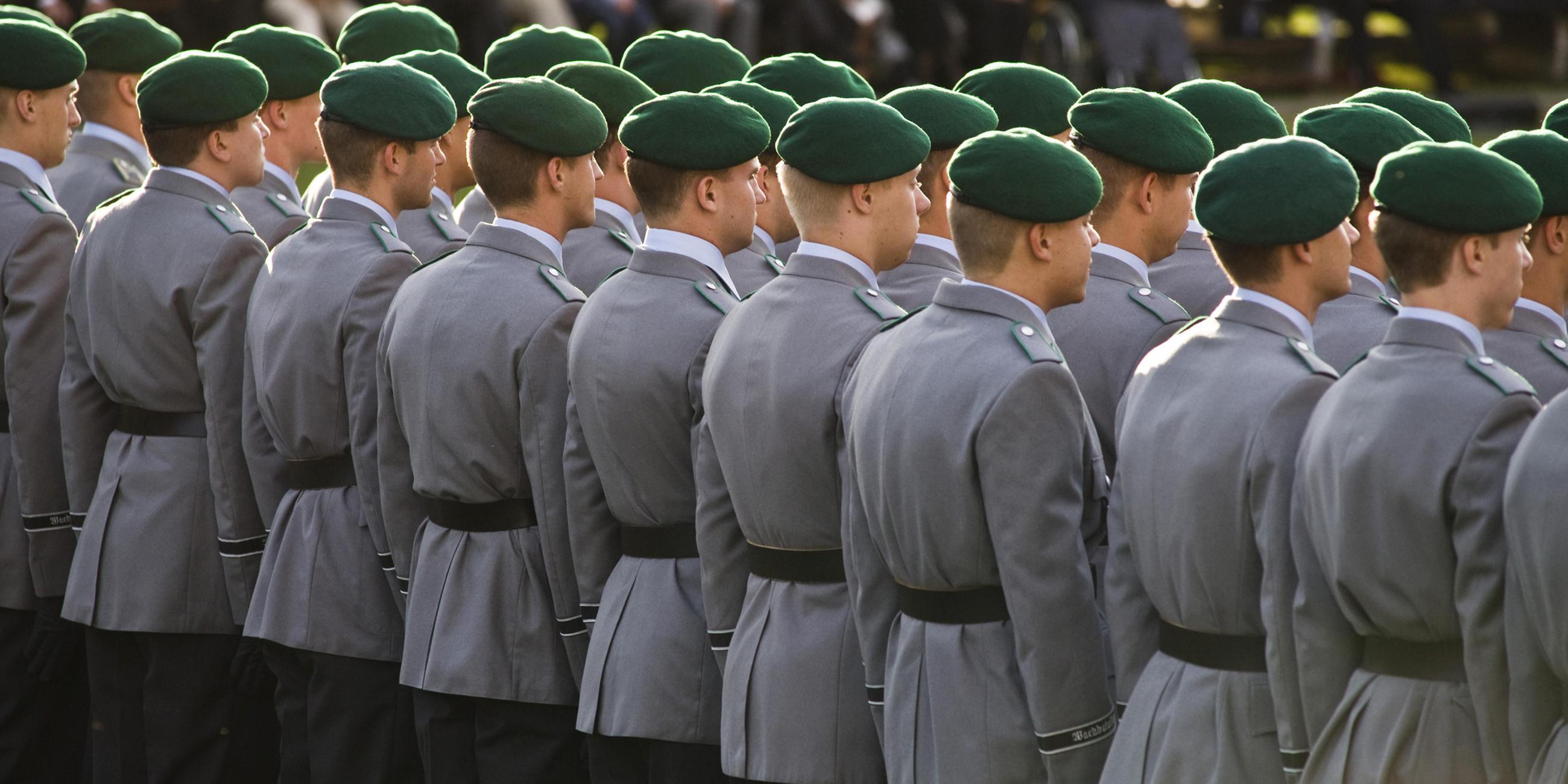 Rekruten legen vor dem Reichstagsgebäude in Berlin ihr Gelöbnis ab. (Archiv)