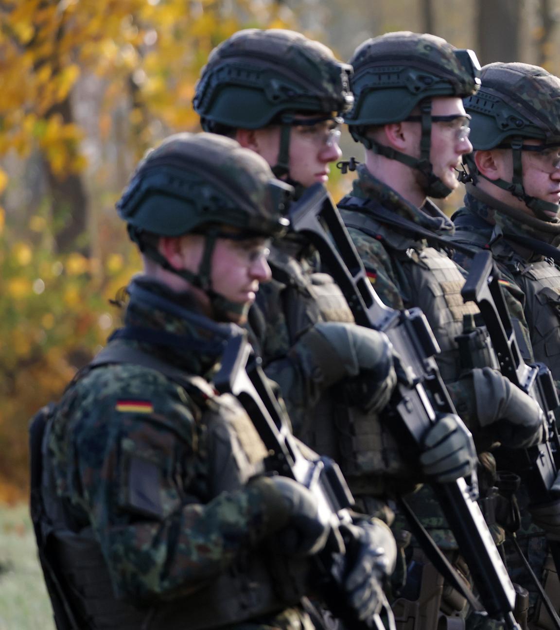 Soldaten nehmen an einer Waffenausbildung teil