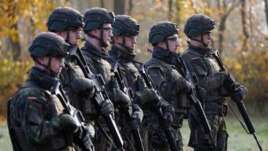 Soldaten nehmen an einer Waffenausbildung teil