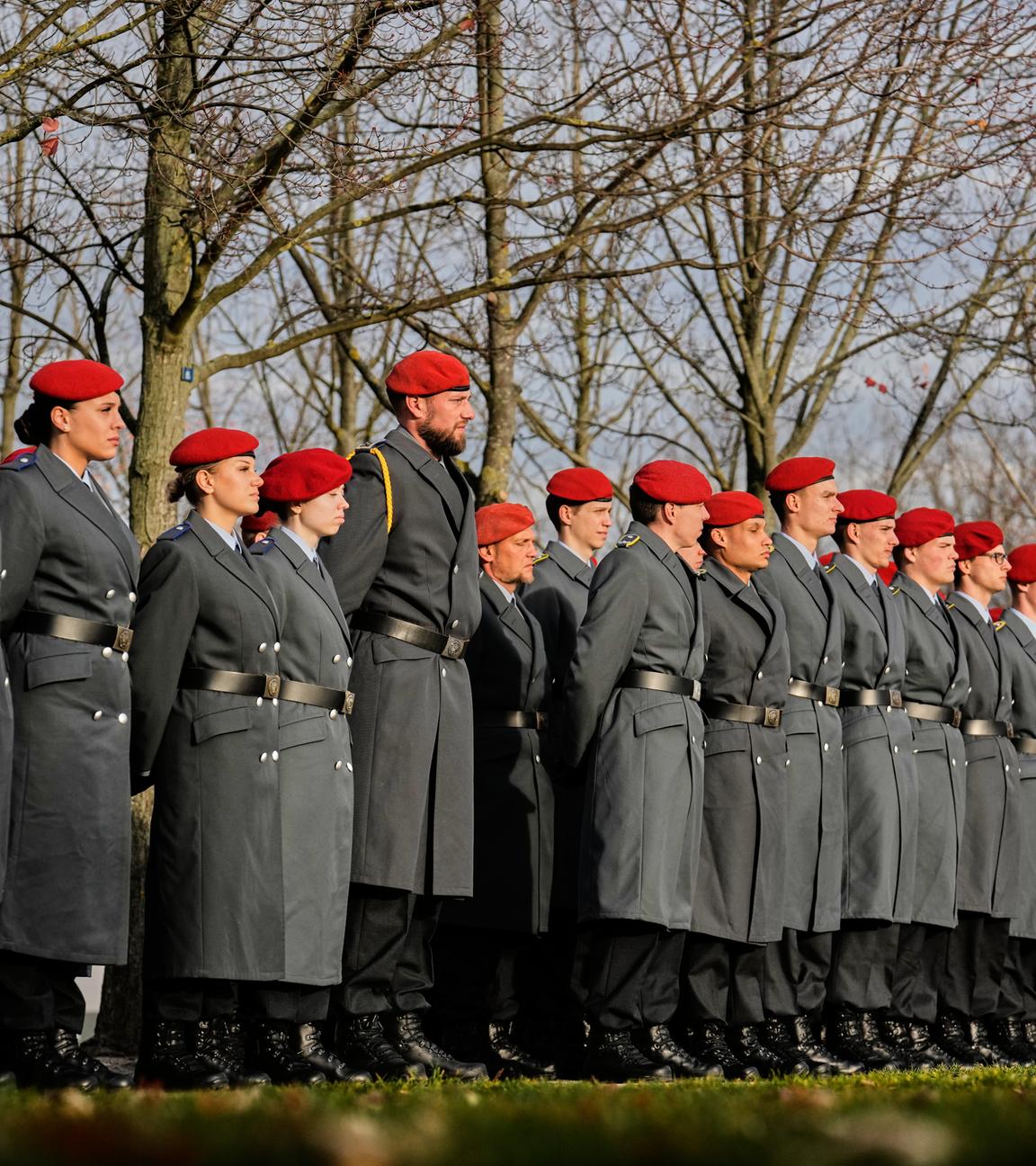 Die Rekruten nehmen an der feierlichen Vereidigung als zentralem Ereignis zum 70-jährigen Bestehen der Bundeswehr teil.