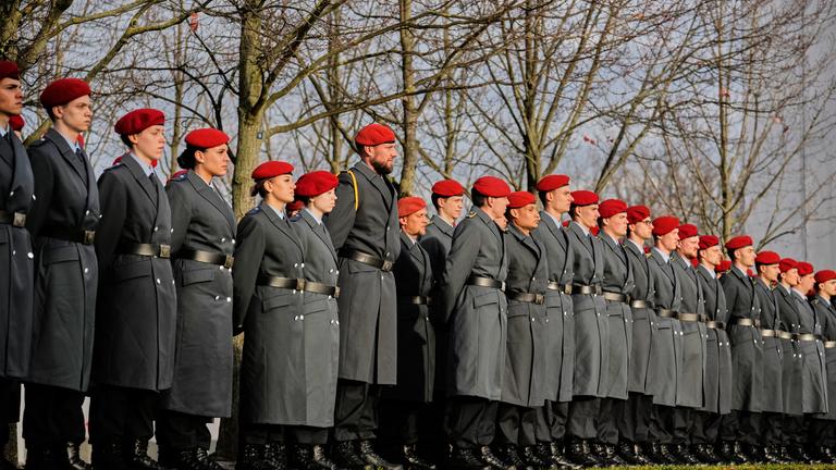 Die Rekruten nehmen an der feierlichen Vereidigung als zentralem Ereignis zum 70-jährigen Bestehen der Bundeswehr teil.