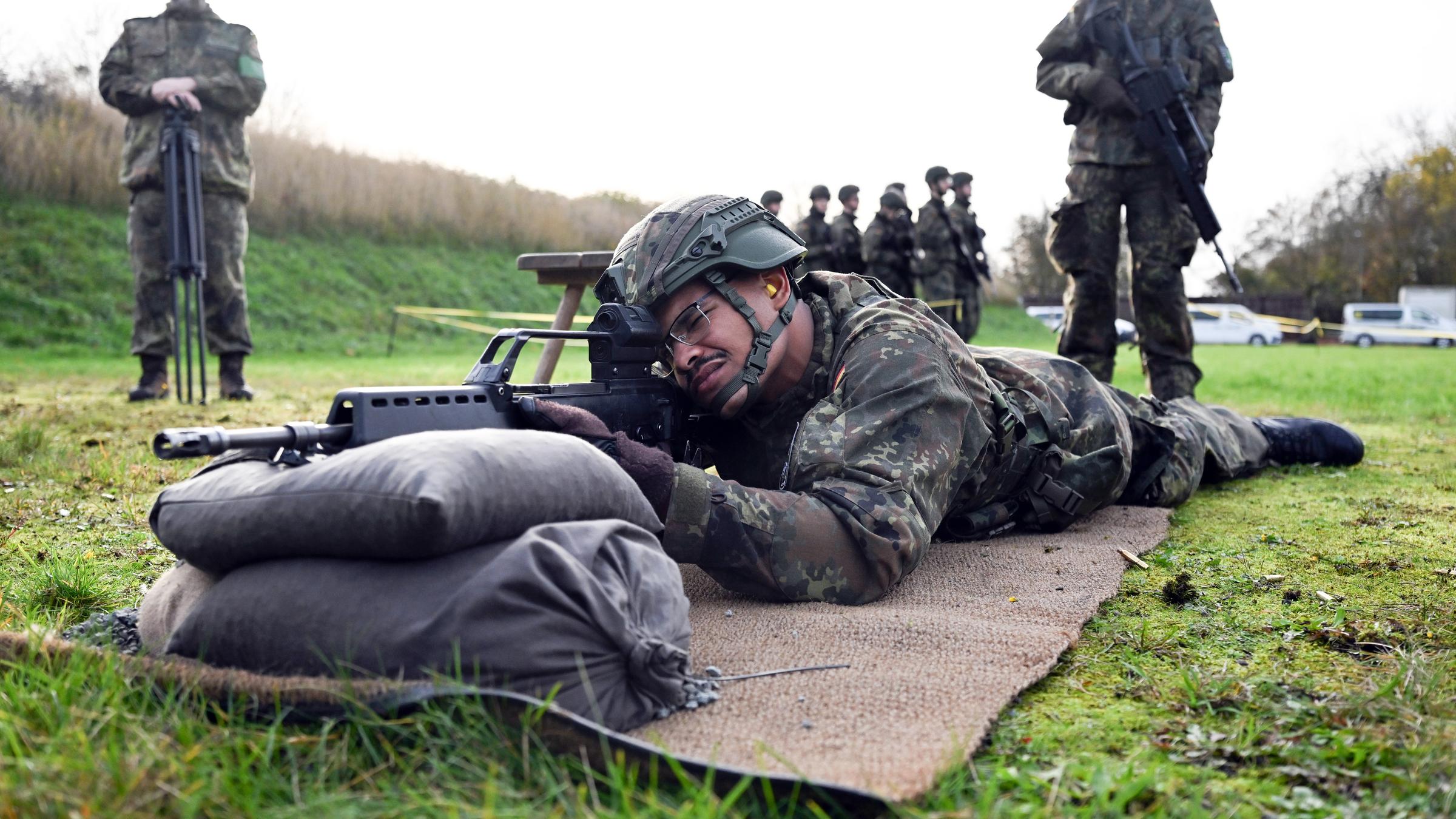 Symbolbild: Rekruten bei der Gefechtsausbildung bei der Bundeswehr
