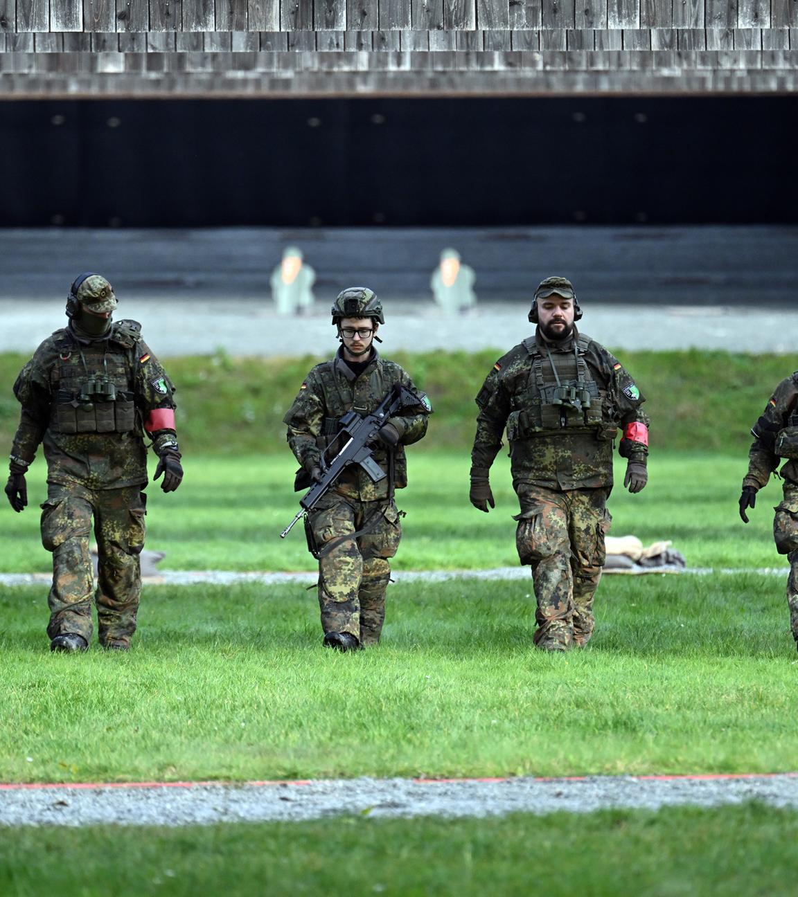 Symbolbild: Rekruten bei der Gefechtsausbildung im Rahmen eines Medientages zur Basisausbildung bei der Bundeswehr