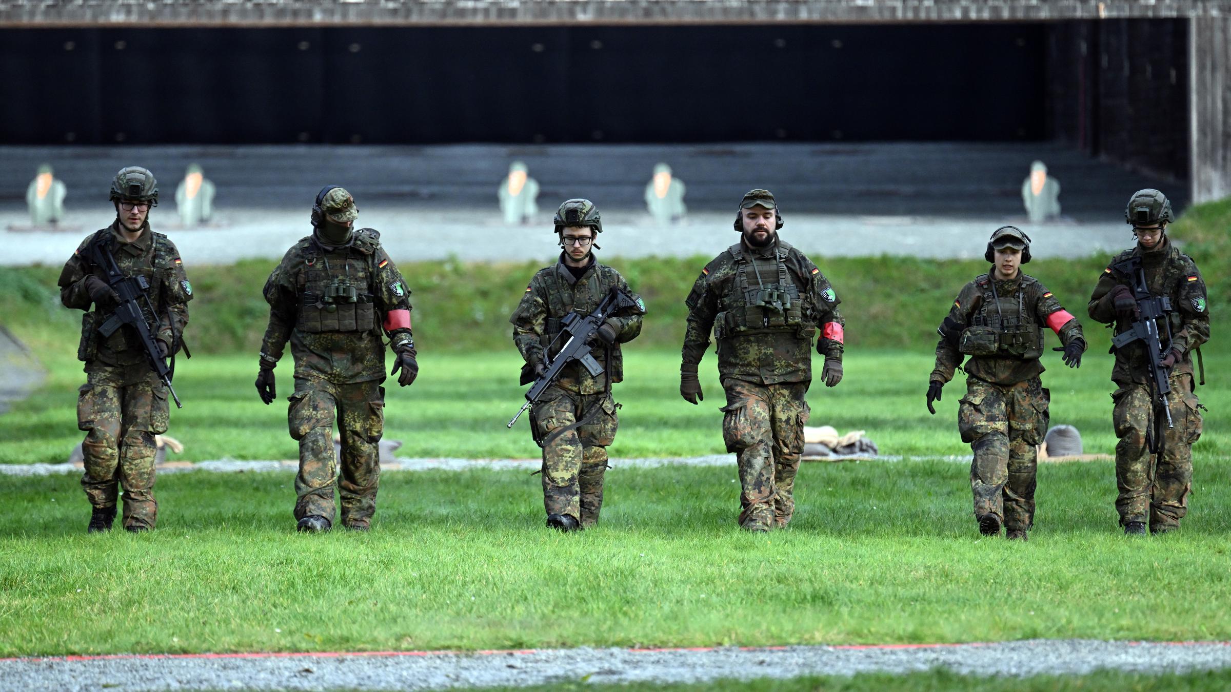 Symbolbild: Rekruten bei der Gefechtsausbildung im Rahmen eines Medientages zur Basisausbildung bei der Bundeswehr
