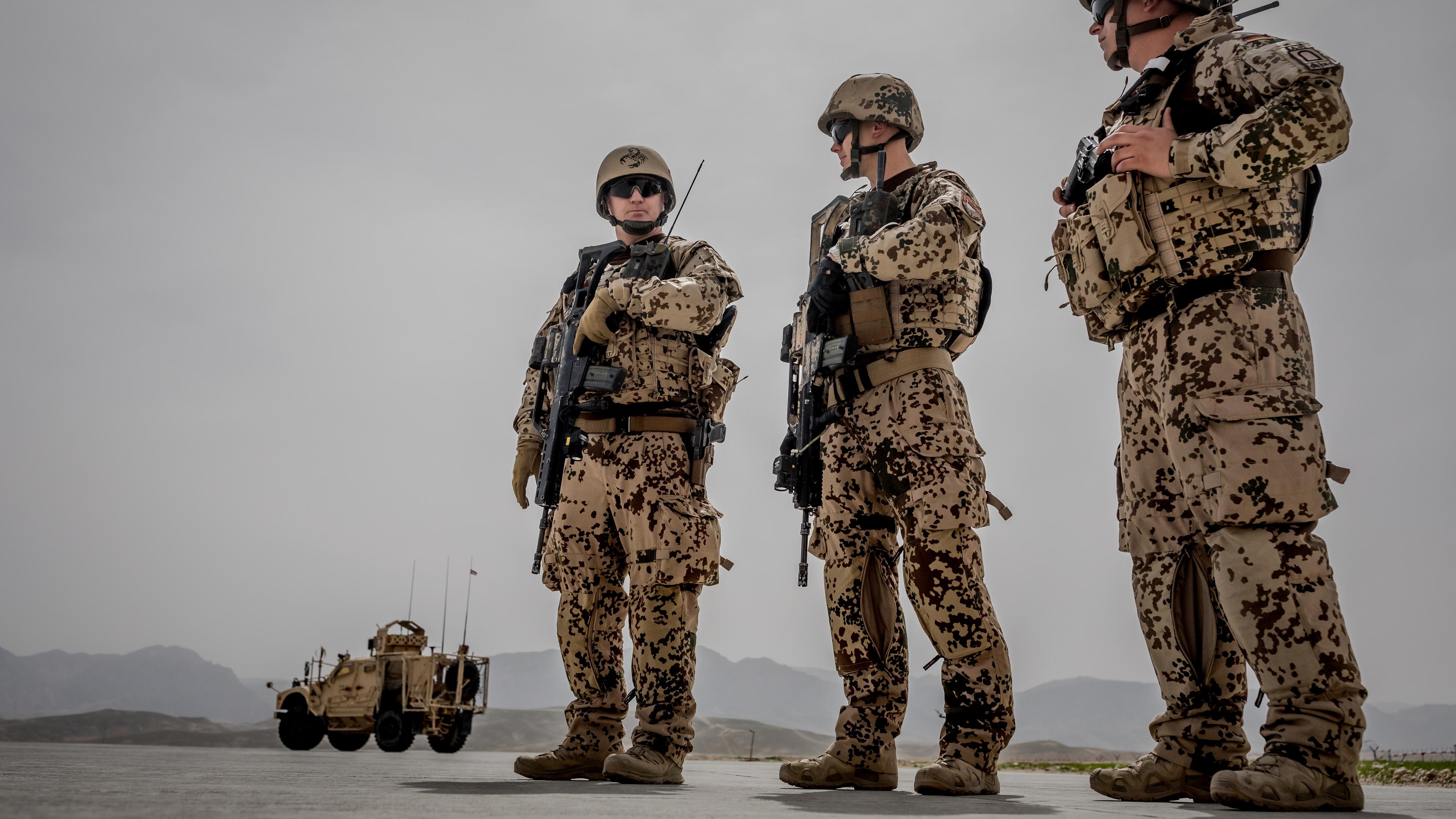 Soldaten bewachen einen Konvoi in Afghanistan