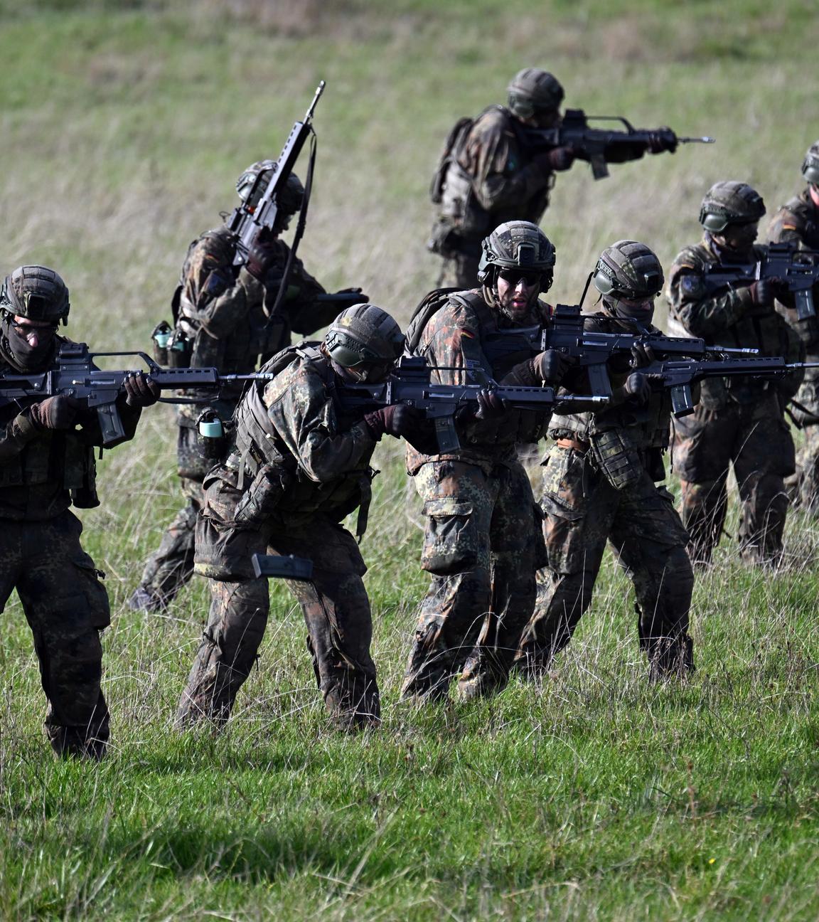 Rekruten bei der Gefechtsausbildung im Rahmen eines Medientages zur Basisausbildung bei der Bundeswehr im Aufklärungsbataillon 7.