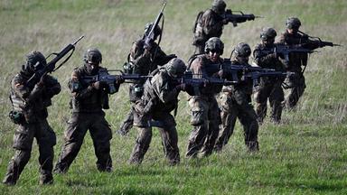 Rekruten bei der Gefechtsausbildung im Rahmen eines Medientages zur Basisausbildung bei der Bundeswehr im Aufklärungsbataillon 7.
