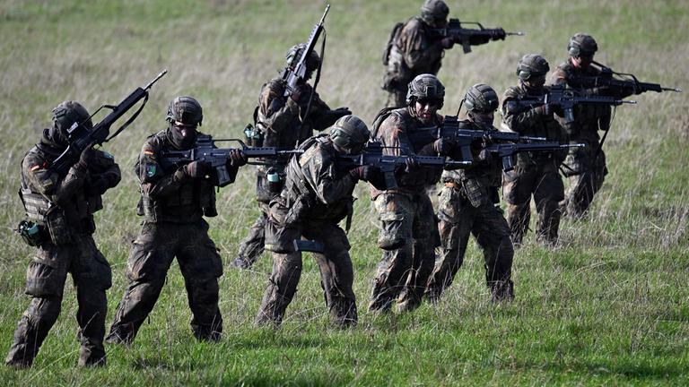 Rekruten bei der Gefechtsausbildung im Rahmen eines Medientages zur Basisausbildung bei der Bundeswehr im Aufklärungsbataillon 7.