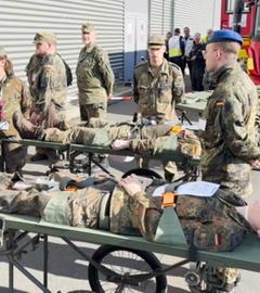 Militärkräfte sind bei einer Übung für medizinische Versorgung zu sehen.