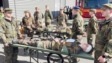 Militärkräfte sind bei einer Übung für medizinische Versorgung zu sehen.
