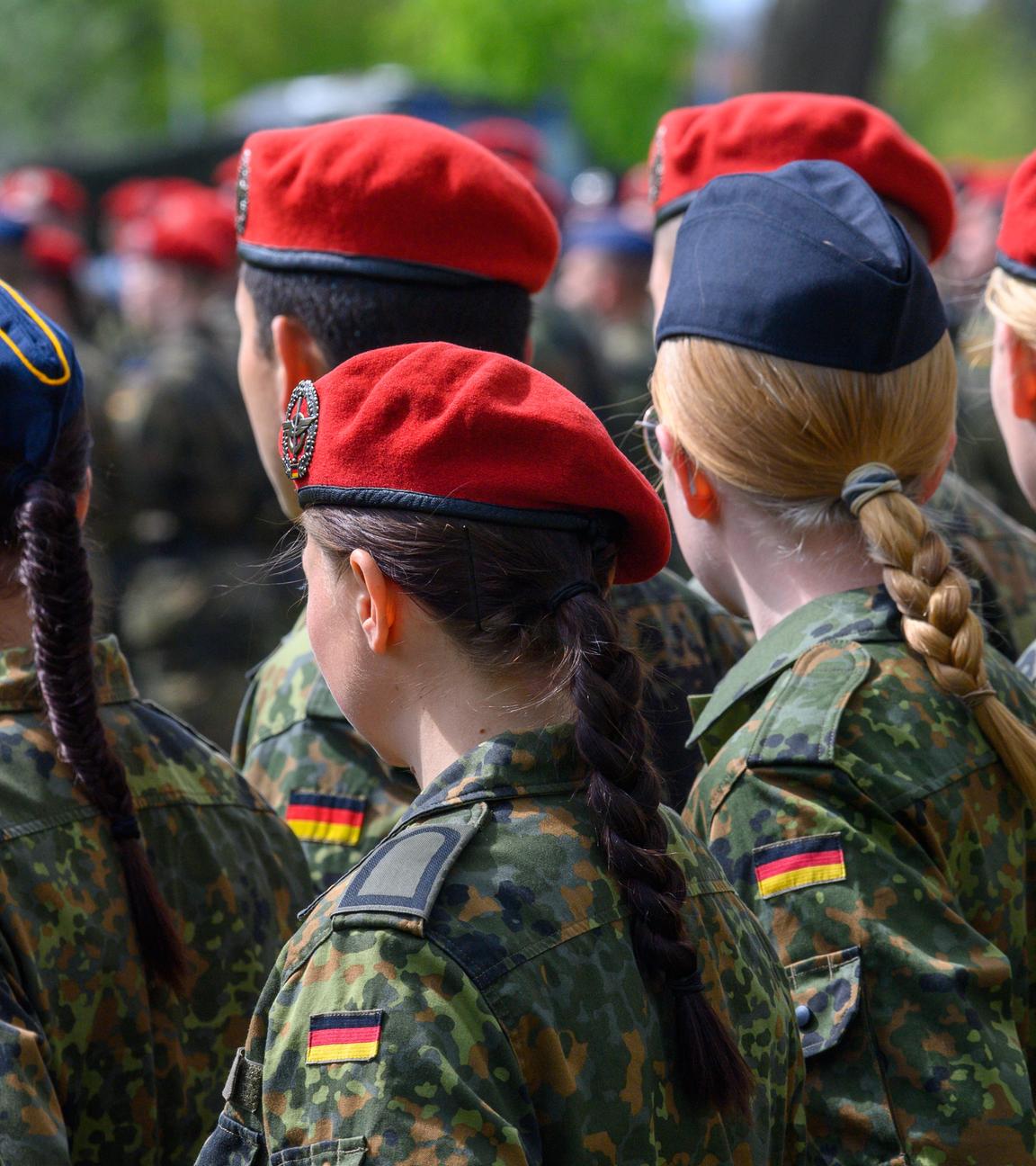 24.04.2025, Sachsen-Anhalt, Burg: Soldatinnen und Soldaten der Bundeswehr sind im Goethepark in Burg angetreten.
