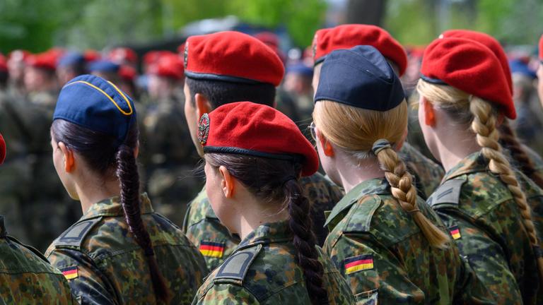 24.04.2025, Sachsen-Anhalt, Burg: Soldatinnen und Soldaten der Bundeswehr sind im Goethepark in Burg angetreten.