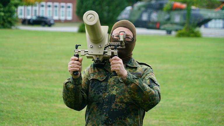 Ein Soldat der Bundeswehr präsentiert im Rahmen der Übung "Red Storm Bravo" die Möglichkeiten der Drohnenabwehr durch Netze bzw. elektronische Störgeräte, die Drohnen zur Landung zwingen und vierbeinige Roboter, die zur Erkundung eingesetzt werden.