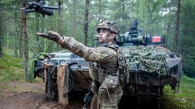 Ein Bundeswehrsoldat des Zugs Bravo lässt vor einem Puma Schützenpanzer bei der Großübung Freedom Shield 2026" der neuen Panzerbrigade 45 eine Drohne für den Aufklärungflug fliegen. (Archiv)