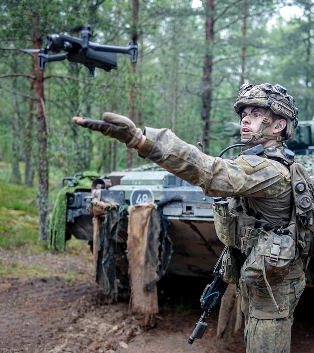 Ein Bundeswehrsoldat des Zugs Bravo lässt vor einem Puma Schützenpanzer bei der Großübung Freedom Shield 2026" der neuen Panzerbrigade 45 eine Drohne für den Aufklärungflug fliegen. (Archiv)