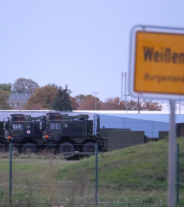 Weißenfels, Sachsen-Anhalt: Das Ortsschild von Weißenfels, im Hintergrund Fahrzeuge der Bundeswehr.