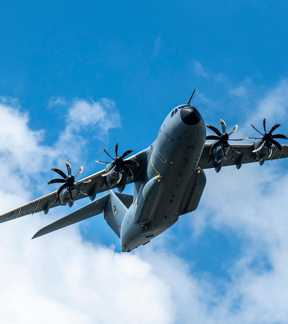 25.06.2022, Nordrhein-Westfalen, Warendorf: Das größte Transportflugzeug der Bundeswehr, der Airbus A400 M, fliegt beim Tag der Bundeswehr über das Veranstaltungsgelände am Lohwall.