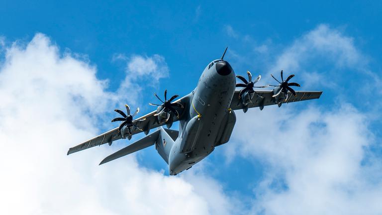25.06.2022, Nordrhein-Westfalen, Warendorf: Das größte Transportflugzeug der Bundeswehr, der Airbus A400 M, fliegt beim Tag der Bundeswehr über das Veranstaltungsgelände am Lohwall.