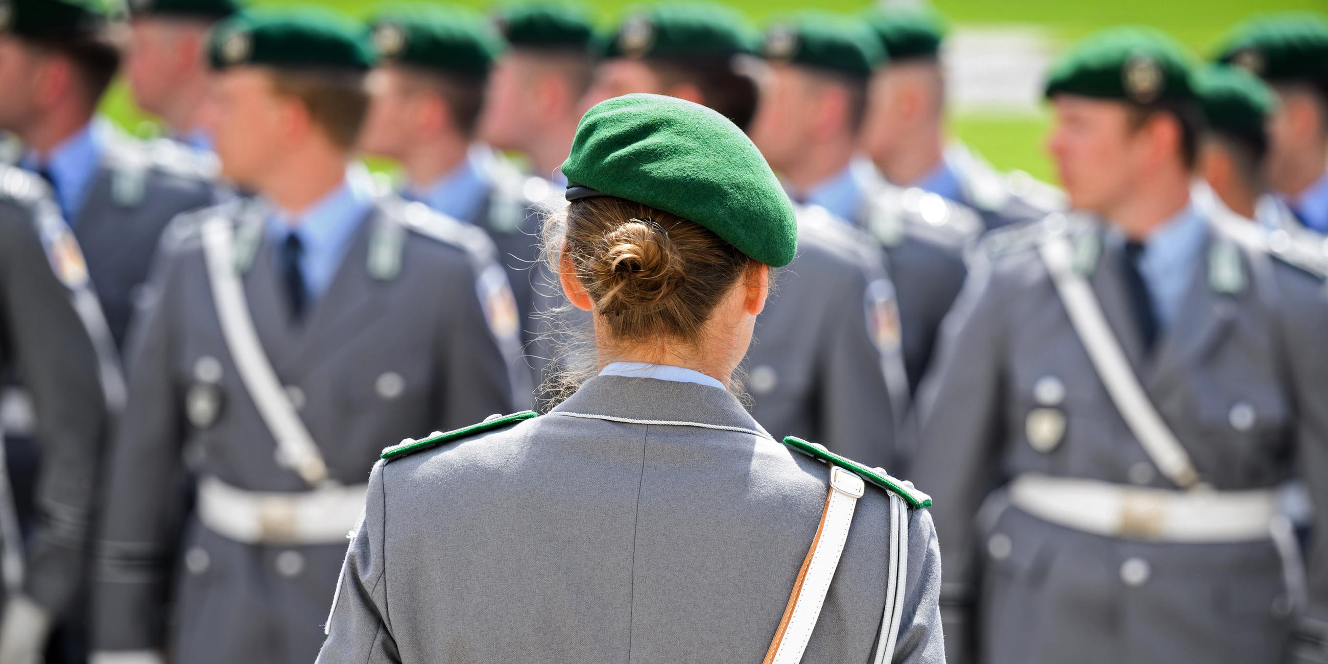 Eine Vorgesetzte kommandiert Soldaten des Wachbataillons der Bundeswehr vor dem Schloss Bellevue