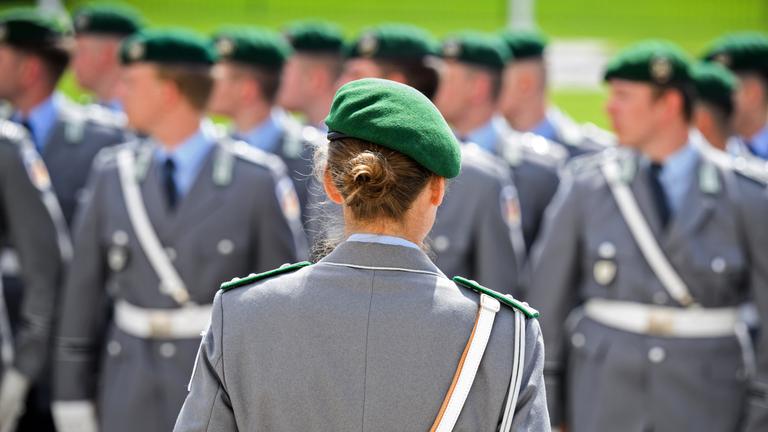 Eine Vorgesetzte kommandiert Soldaten des Wachbataillons der Bundeswehr vor dem Schloss Bellevue