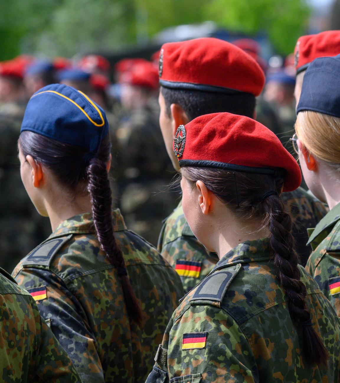 Weibliche Rekruten der Bundeswehr in einer Reihe aufgestellt und von hinten.