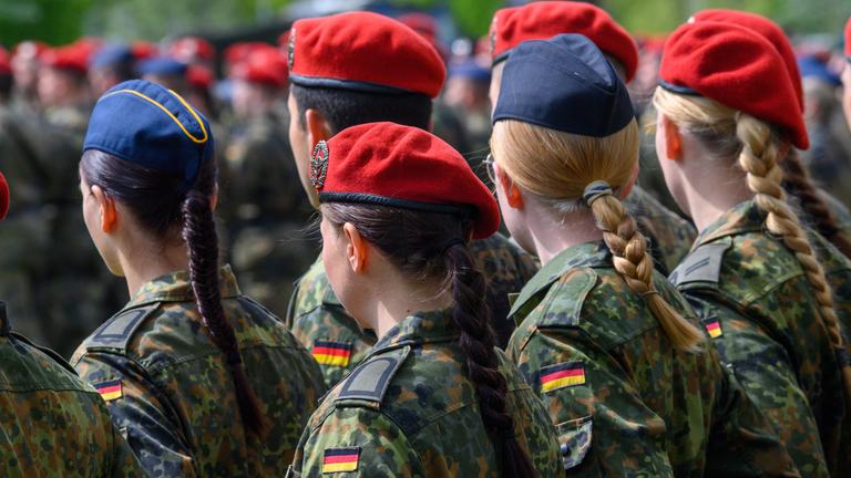 Weibliche Rekruten der Bundeswehr in einer Reihe aufgestellt und von hinten.