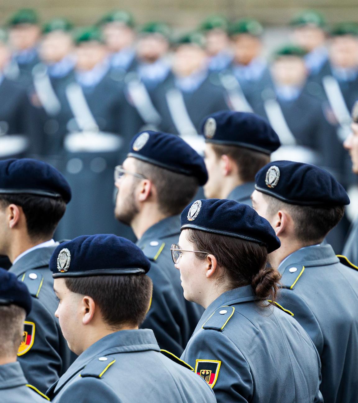 Rekruten der Bundeswehr während des feierlichen Geblöbnis zum 69 Gründungstag der Bundeswehr. (Archiv)