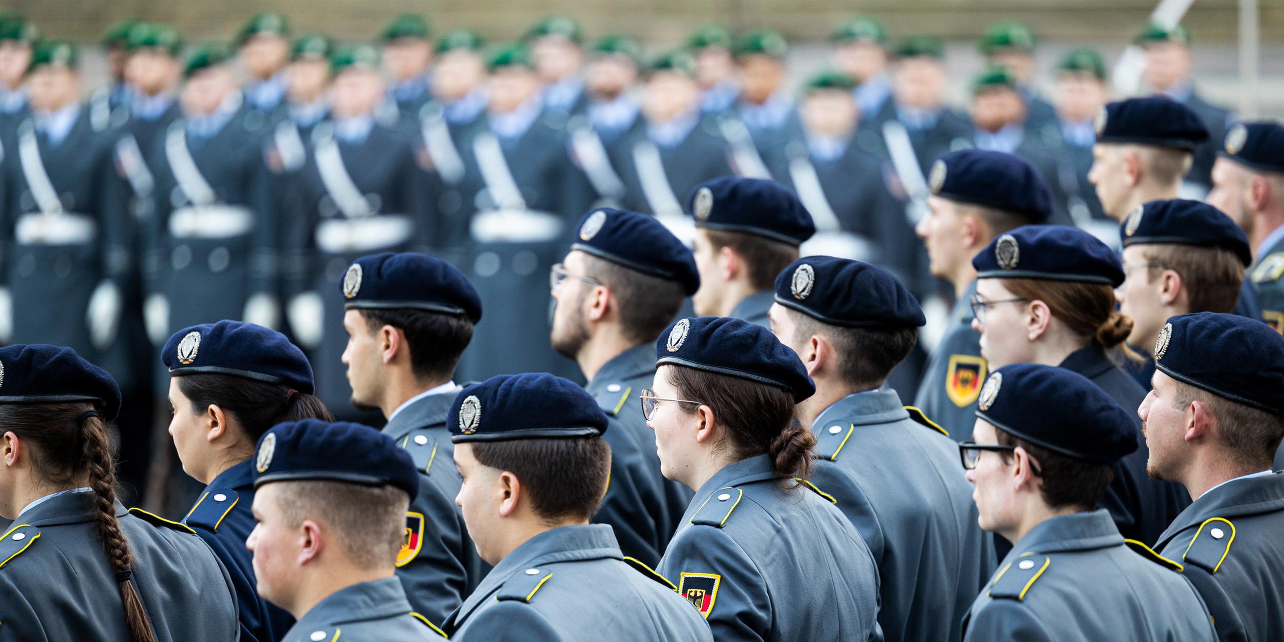 Rekruten der Bundeswehr während des feierlichen Geblöbnis zum 69 Gründungstag der Bundeswehr. (Archiv)