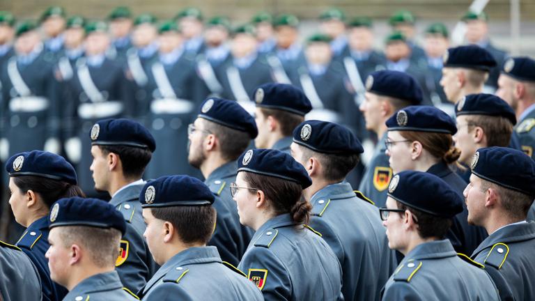 Rekruten der Bundeswehr während des feierlichen Geblöbnis zum 69 Gründungstag der Bundeswehr. (Archiv)