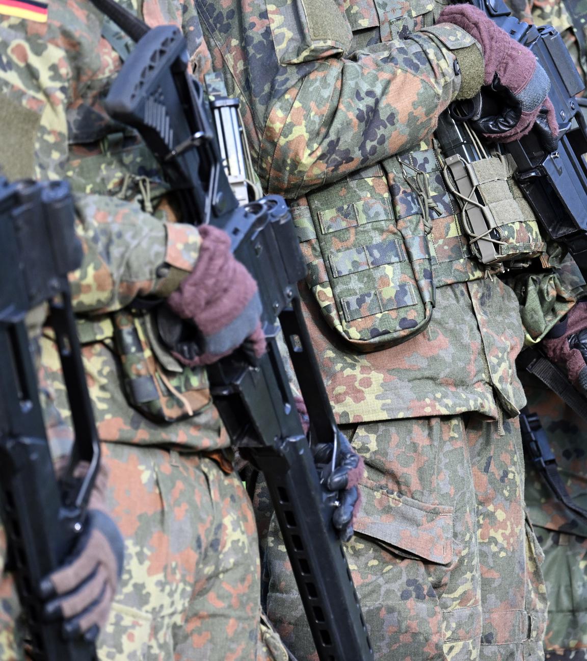 Nordrhein-Westfalen, Ahlen: Rekruten bei der Gefechtsausbildung im Rahmen eines Medientages zur Basisausbildung bei der Bundeswehr im Aufklärungsbataillon 7.