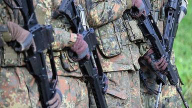 Nordrhein-Westfalen, Ahlen: Rekruten bei der Gefechtsausbildung im Rahmen eines Medientages zur Basisausbildung bei der Bundeswehr im Aufklärungsbataillon 7.