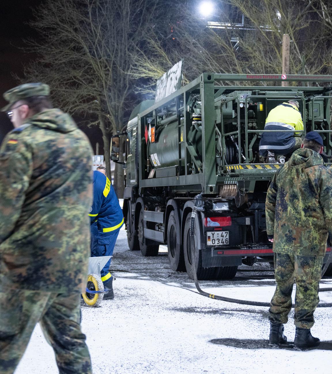 Ein Tankwagen der Bundeswehr steht auf einem Betriebshof vom Technischen Hilfswerk THW und wird vorbereitet. 