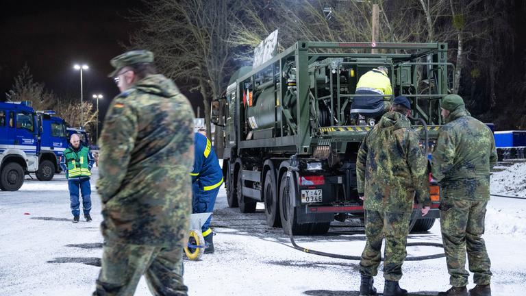 Ein Tankwagen der Bundeswehr steht auf einem Betriebshof vom Technischen Hilfswerk THW und wird vorbereitet. 