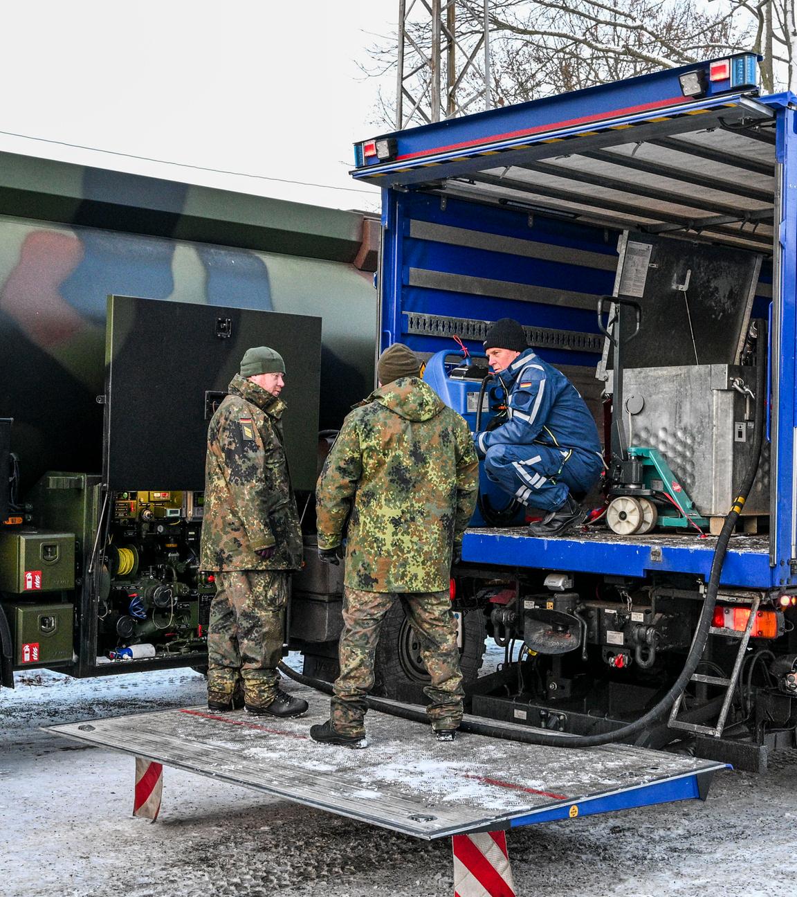  Die Bundeswehr unterstützt das Technische Hilfswerk bei der Betankung mit Diesel.