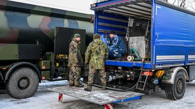  Die Bundeswehr unterstützt das Technische Hilfswerk bei der Betankung mit Diesel.