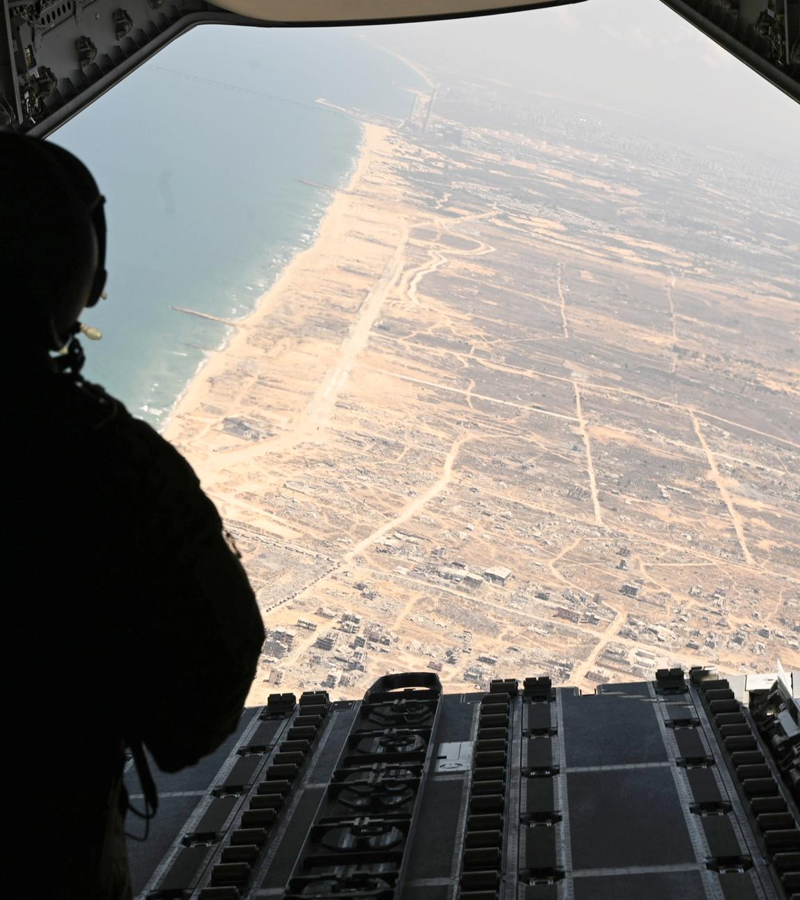 05.08.2025, Palästinensische Gebiete, ---: Ein Airbus A400M der Luftwaffe der Bundeswehr aus Wunstorf überfliegt den Gazastreifen, um humanitäre Hilfsgüter abzuwerfen.