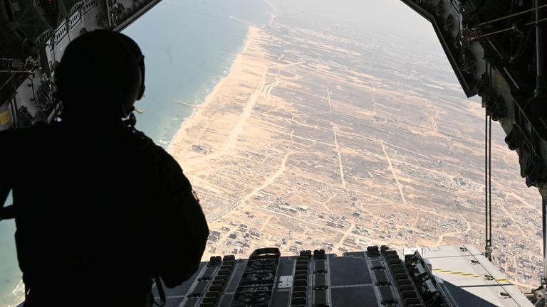 05.08.2025, Palästinensische Gebiete, ---: Ein Airbus A400M der Luftwaffe der Bundeswehr aus Wunstorf überfliegt den Gazastreifen, um humanitäre Hilfsgüter abzuwerfen.