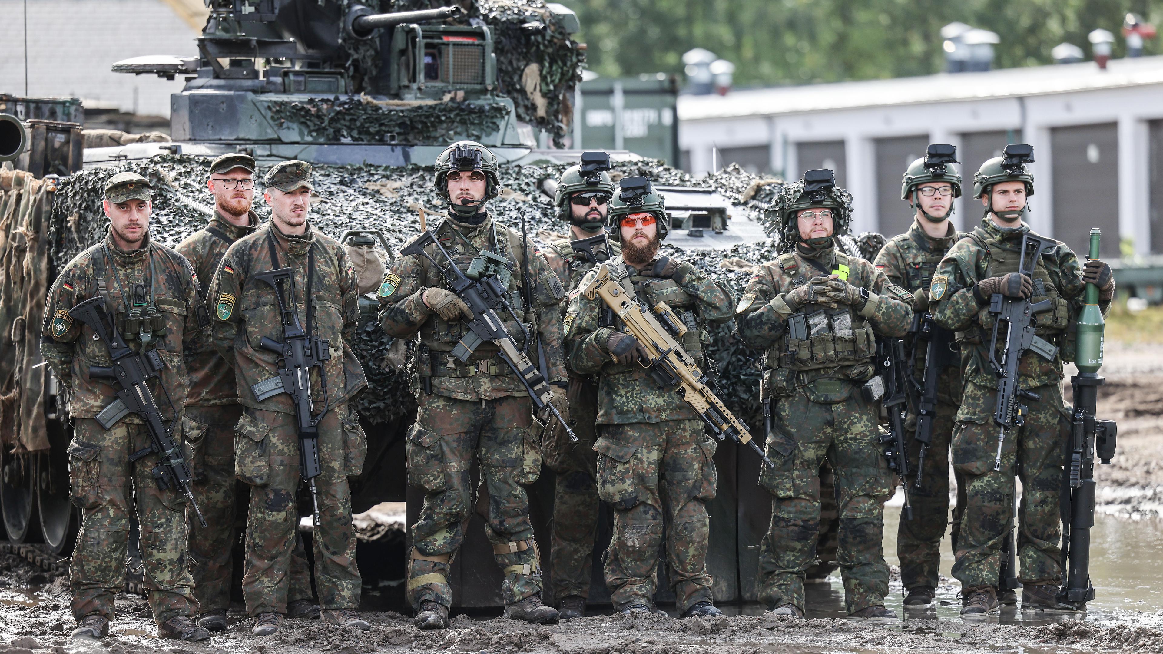 Soldaten der Battle Group LTU (BG LTU) in Litauen stehen am Panzer.